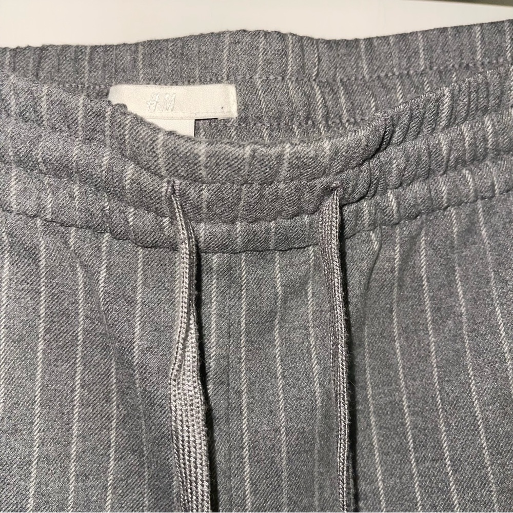H&M Woman’s Grey & White Pin Stripe Stretchy Drawstring Straight Leg Dress Pants - Picture 4 of 9